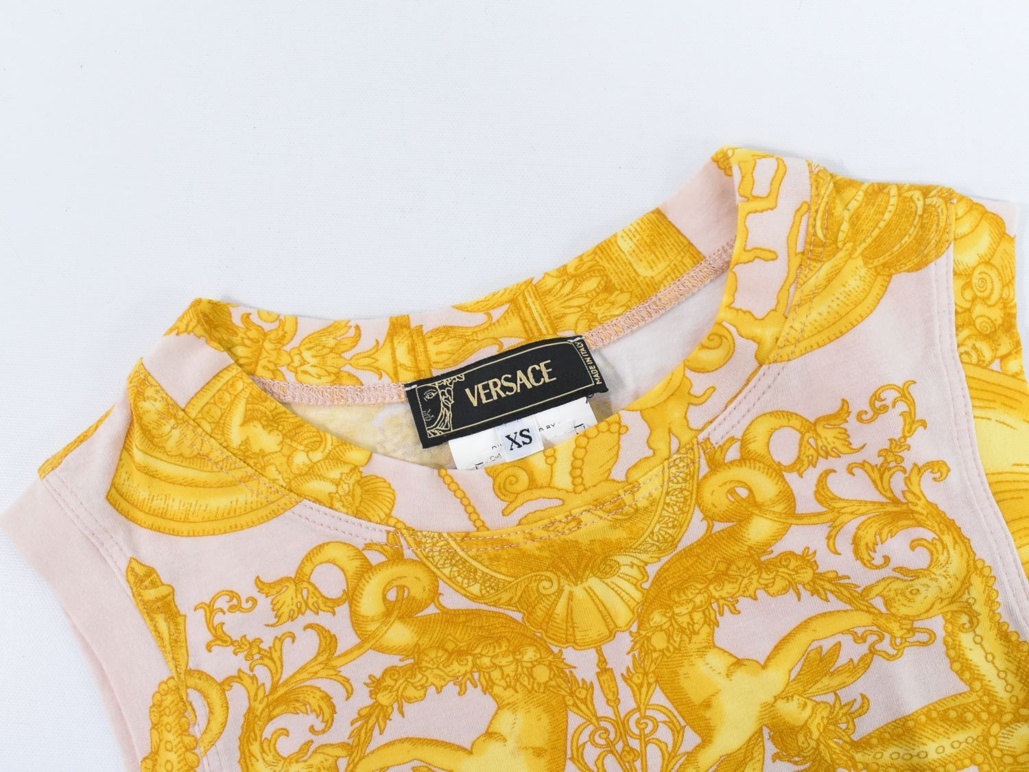 VERSACE - 本物 ヴェルサーチ VERSACE マーメード柄 ノースリーブ タンクトップ トップス XS コットン エラスタン ベージュピンク ゴールド レディース 衣類 洋服 中古 本物 ヴェルサーチ VERSACE マーメード柄 ノースリーブ タンク