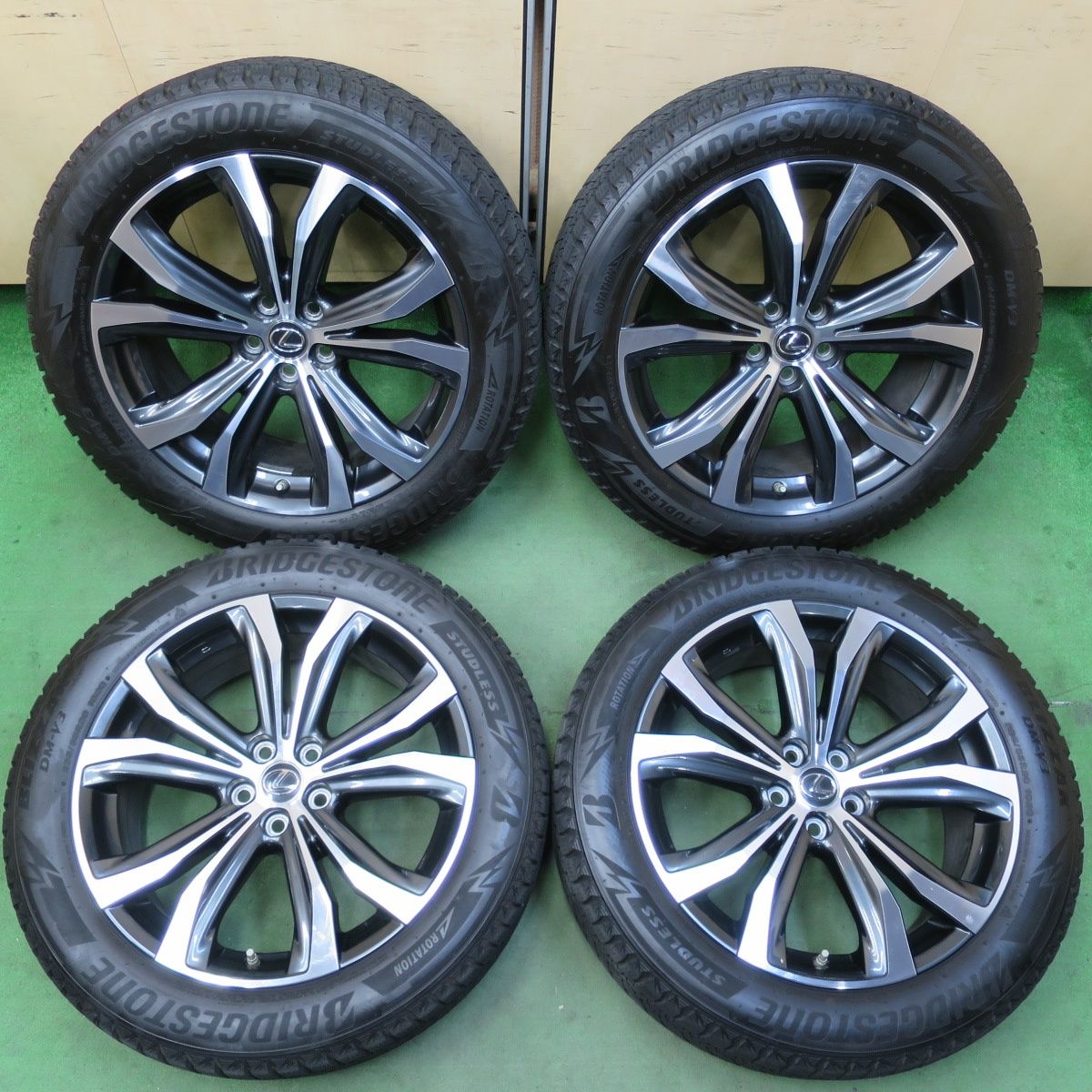 センサー付 キレイ 21年 レクサス RX バージョンL 純正 235|55R20 スタッドレス ブリヂストン ブリザック DM-V3 20インチ PCD114.3|5H 5042607イス
