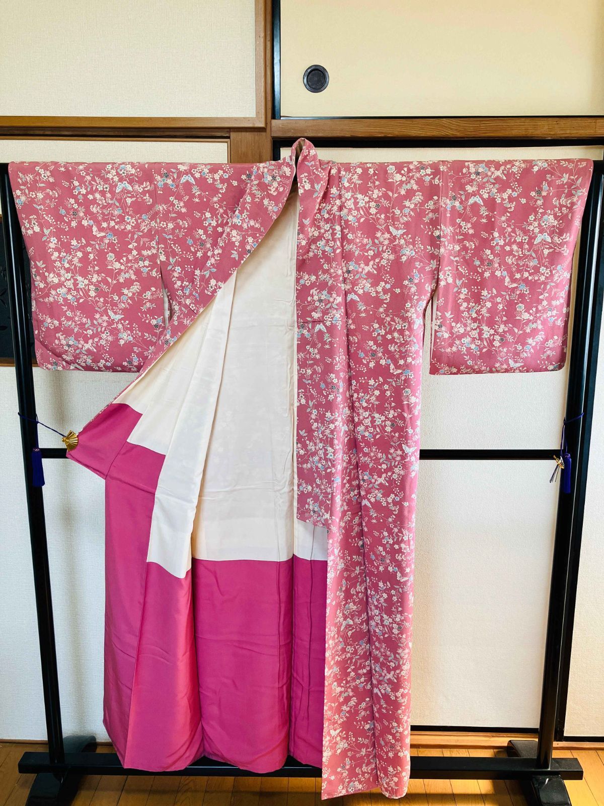 着物 小紋 正絹 / 赤に近いピンク色系 / 草花文 身丈約150cm 裄