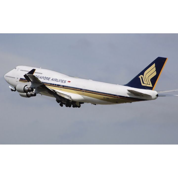絵画風 壁紙ポスター (はがせるシール式) シンガポール航空 SQ ボーイング 747-400 ジャンボジェット 1994年運用 キャラクロ B747-022W2 (ワイド版 603mm×376mm) ＜日本製＞ ウォールステッカー お風呂