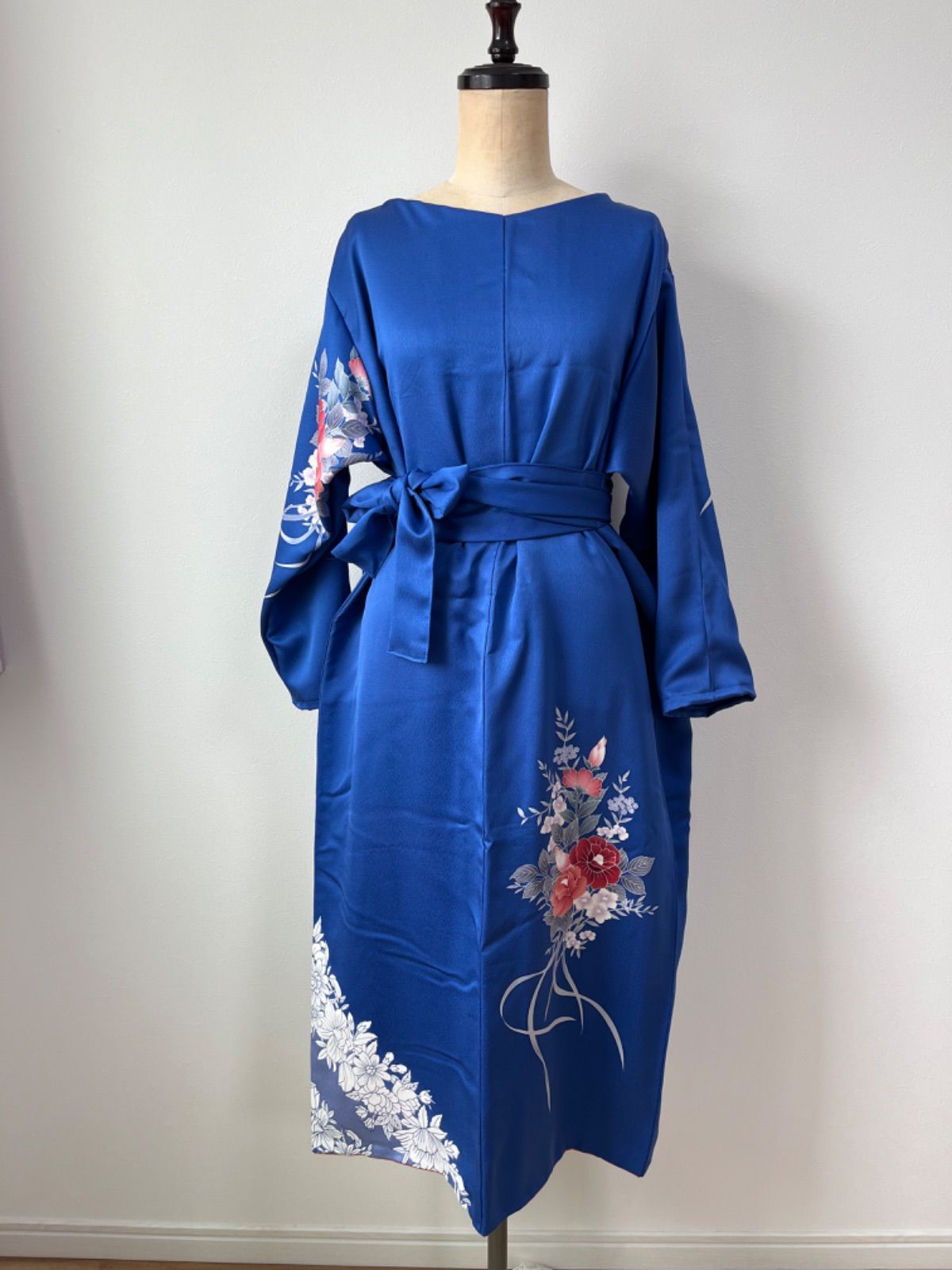 着物リメイク☆ 鮮やかブルー×花柄 ゆったりワンピース - メルカリ