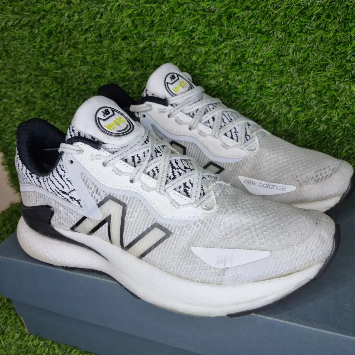 ニューバランス ランニングシューズ 白 ブラック パータン 270