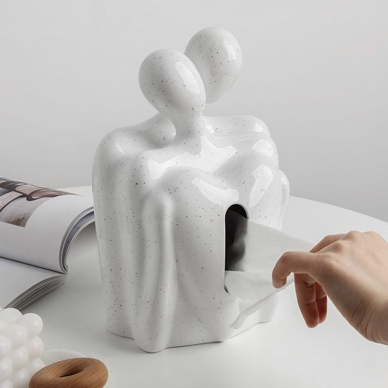 恋人がバックハグしている愛のあるティッシュボックス