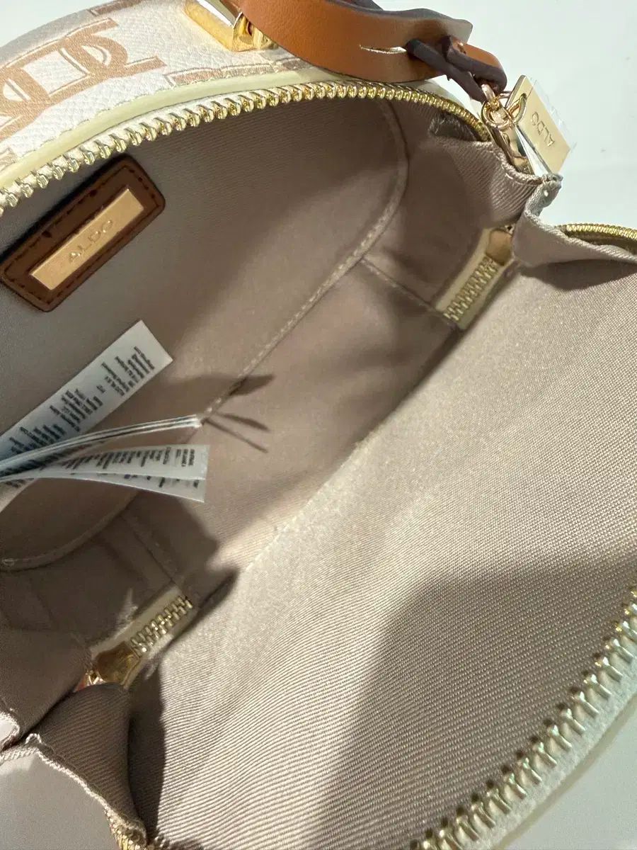 レディース アルド ブランド バッグ バッグ紐も別にありますので2つの方法で持