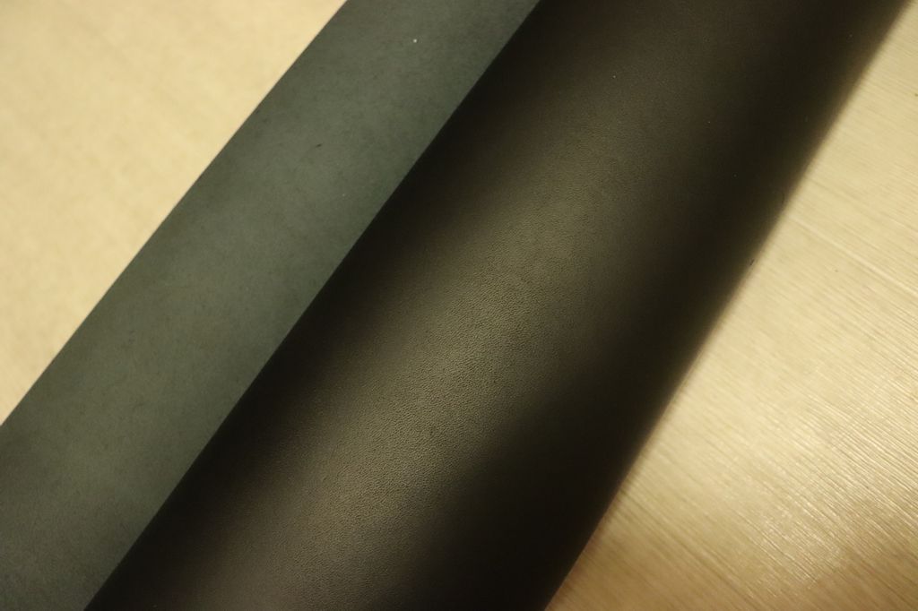 ブラック 220ds クロム革 牛革 国産 レザー 顔料仕上げ はぎれ 一枚革 レザークラフト 革 皮 本革 diy 生地 材料