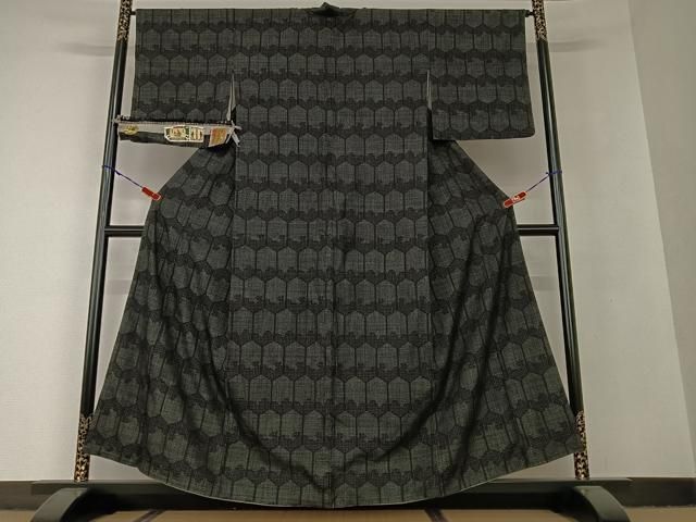 平和屋着物●本場結城紬　重要無形文化財　80亀甲　亀甲文　黒地　証紙付き　正絹　逸品　AAAV7133zg 平和屋着物○本場結城紬 重要無形文化財 80亀甲 亀甲文 黒地 証紙付き