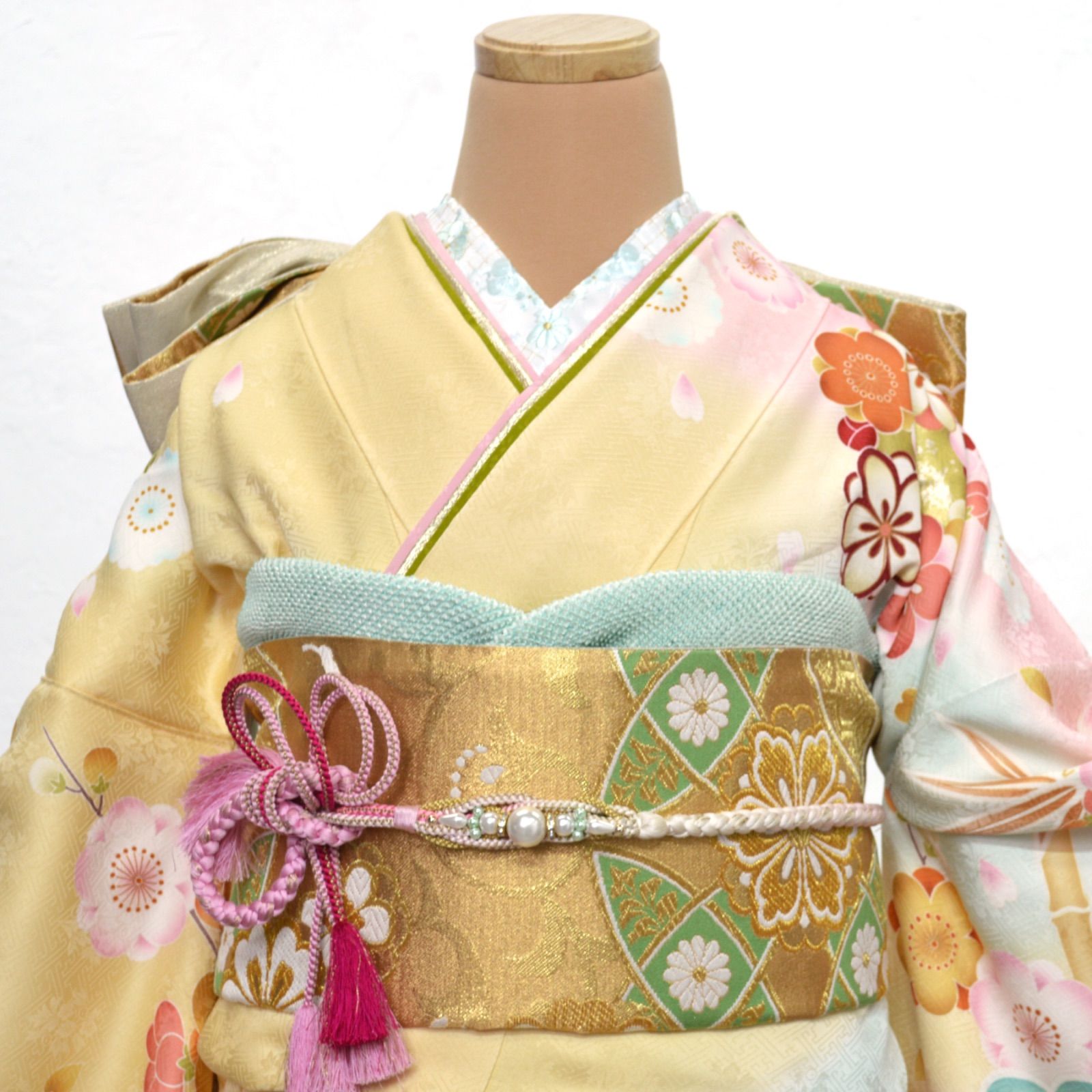 美品》正絹 振袖フルセット M〜Lサイズ クリーム×古典 成人式 モダン