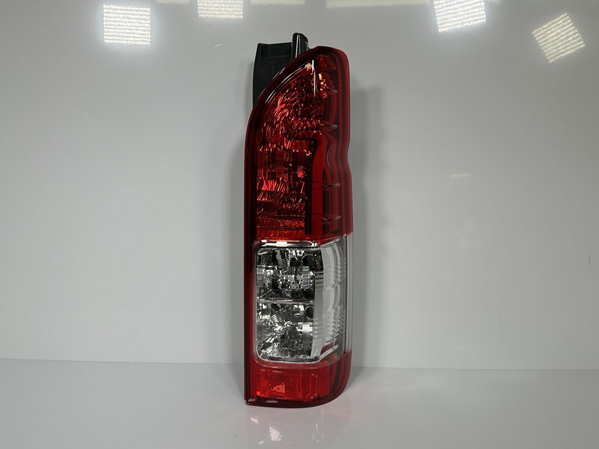 破損なし 低走行 200系 ハイエース 6型 5型 4型 GDH201V KDH201V TRH200V 後期 純正 右テールランプ 81551-26441 26-140 管理31744