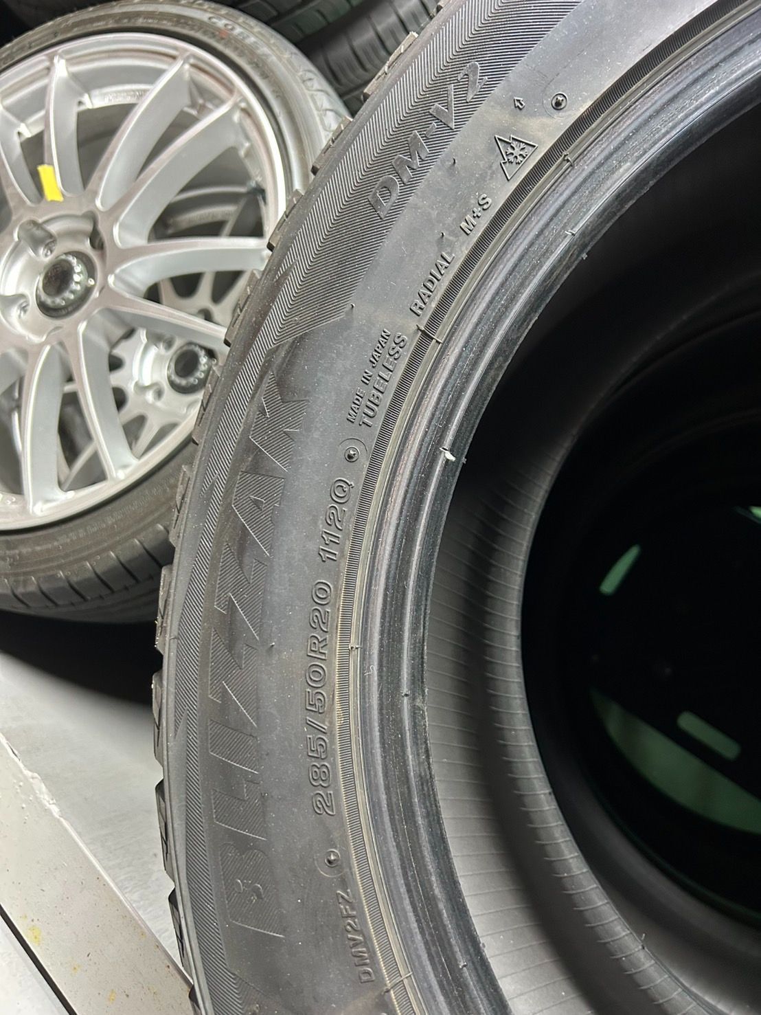 BRIDGESTONE BLIZZAK DM-V2 285 50R20 スタッドレスタイヤ 4本セット FFCRYSTALESIA_COM