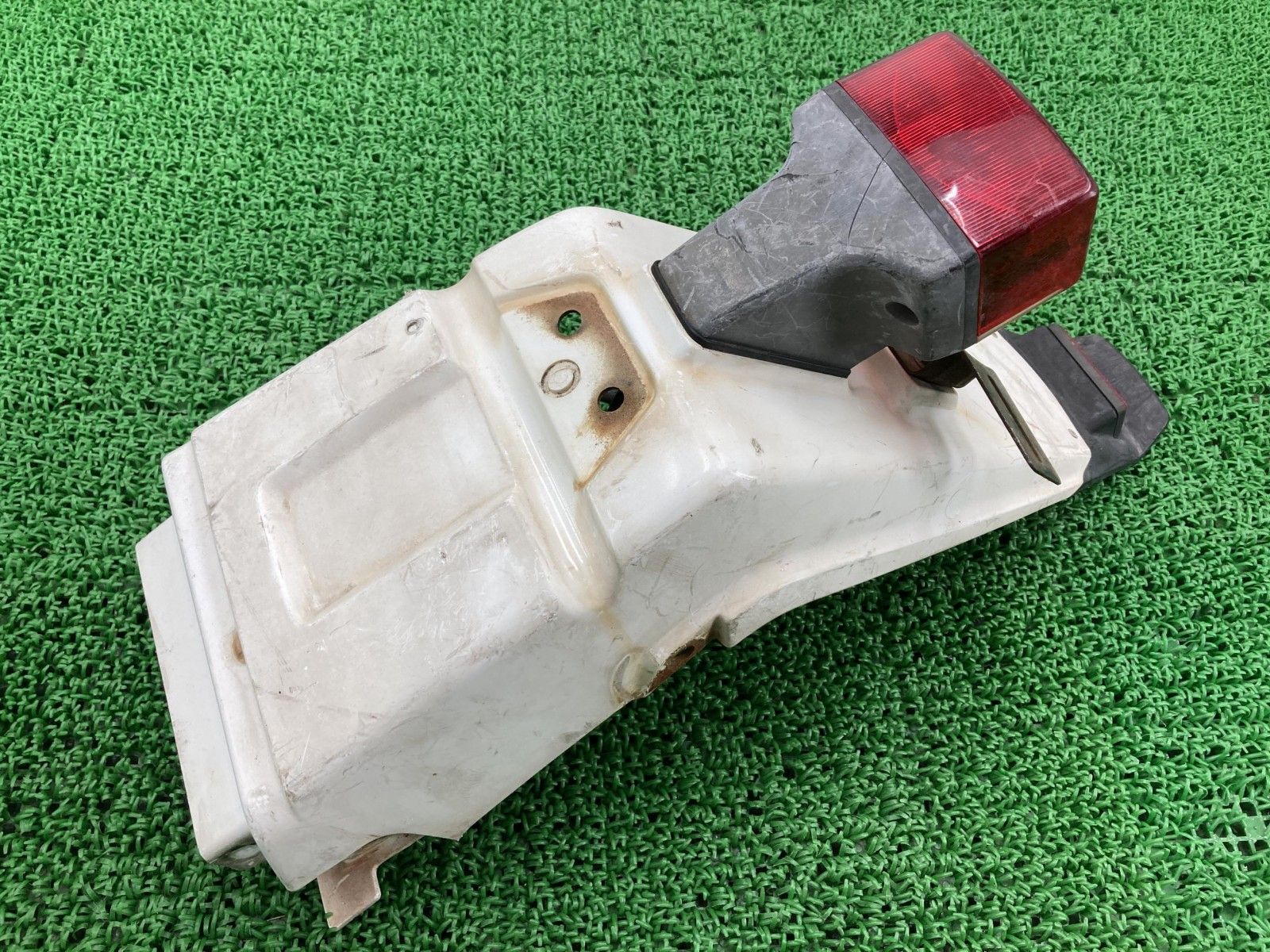 ジェベル125 リアフェンダー 白 63113-44AD/B/C スズキ 純正 バイク 部品 SF44A 63113-44AD B C ジェベル250 SH42Aにも 車検 Genuine 【中古】 23