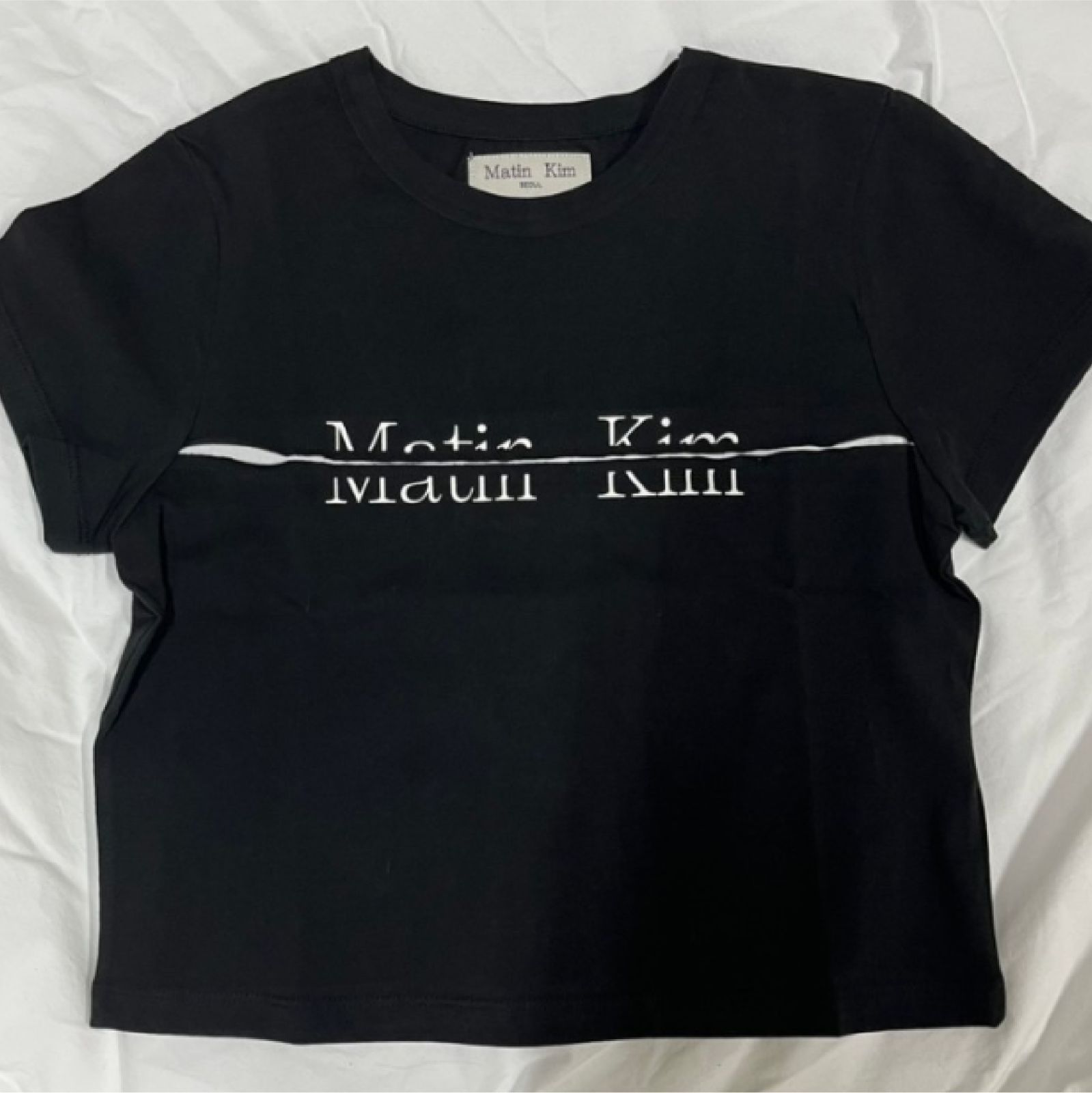 Matin Kim★CUTTED LOGO CROP TOP Tシャツ