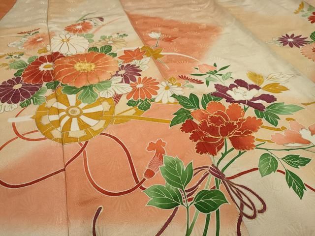 ＊振袖セット＊　豪華振袖　吉祥花車文様　駒刺繍　金彩　サーモンピンク 金駒刺繍と絞りの振袖【HIBIKI-106】｜振袖ギャラリー｜浜松市で