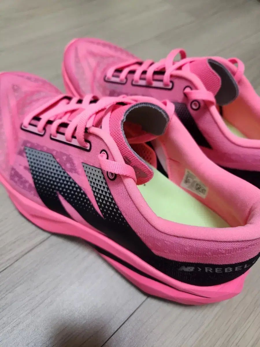 ニューバランス フューエルセル レベル v4 ウルトラ ピンク