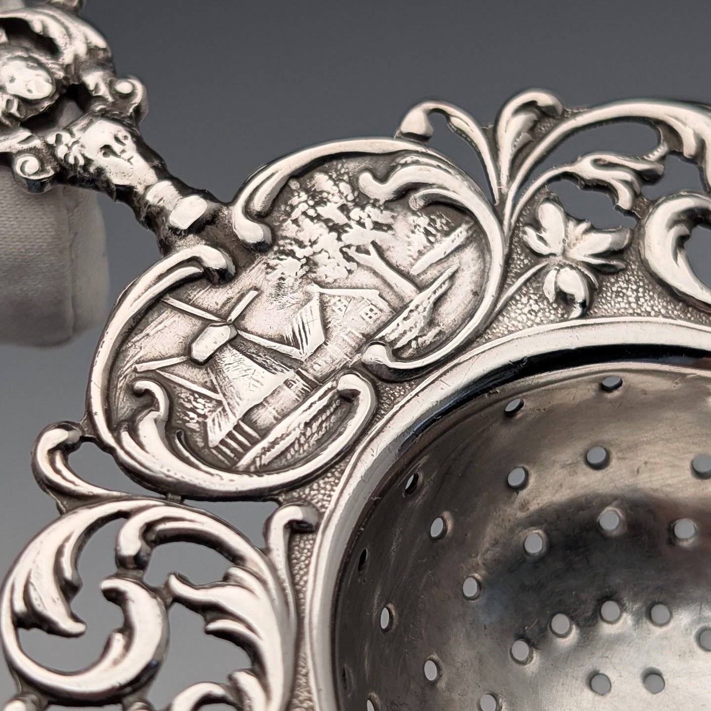 シルバー製ティーストレーナー