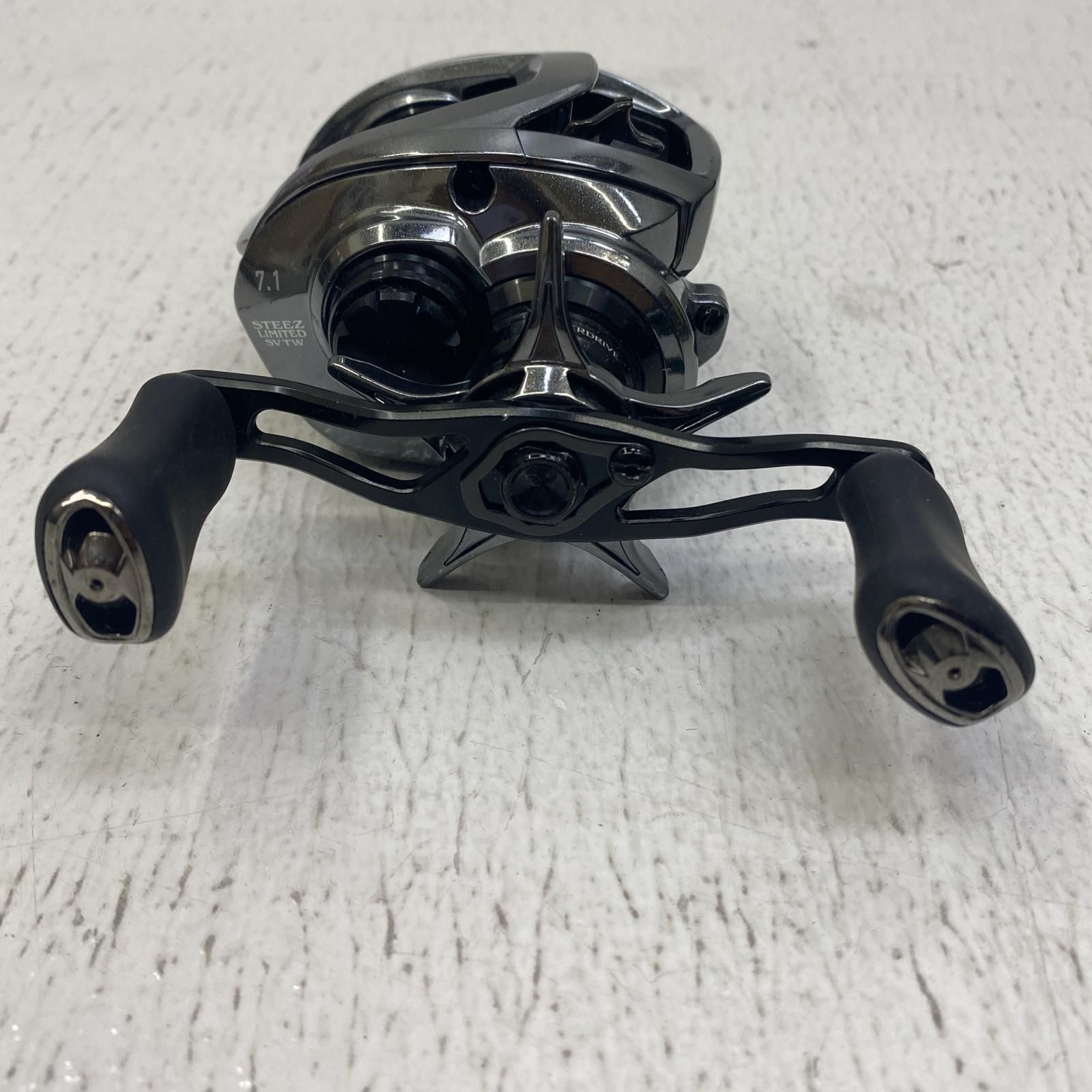 DAIWA - 【加古川店】 中古 Daiwa | ダイワ リール スティーズLTDSVTW 【ベイトリール/右ハンドル】 【86】 DAIWA（釣り） ダイワ 24スティーズSV TW 100-XHL (左ハンドル