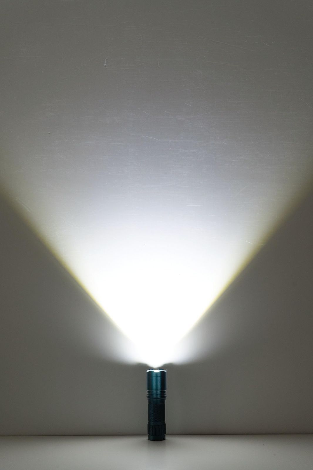 エルパ(ELPA) 大光量アルミライト 明るさ1000lm散光HI時 防沫形IPX4 フォーカス機能付き DOP-EP1000