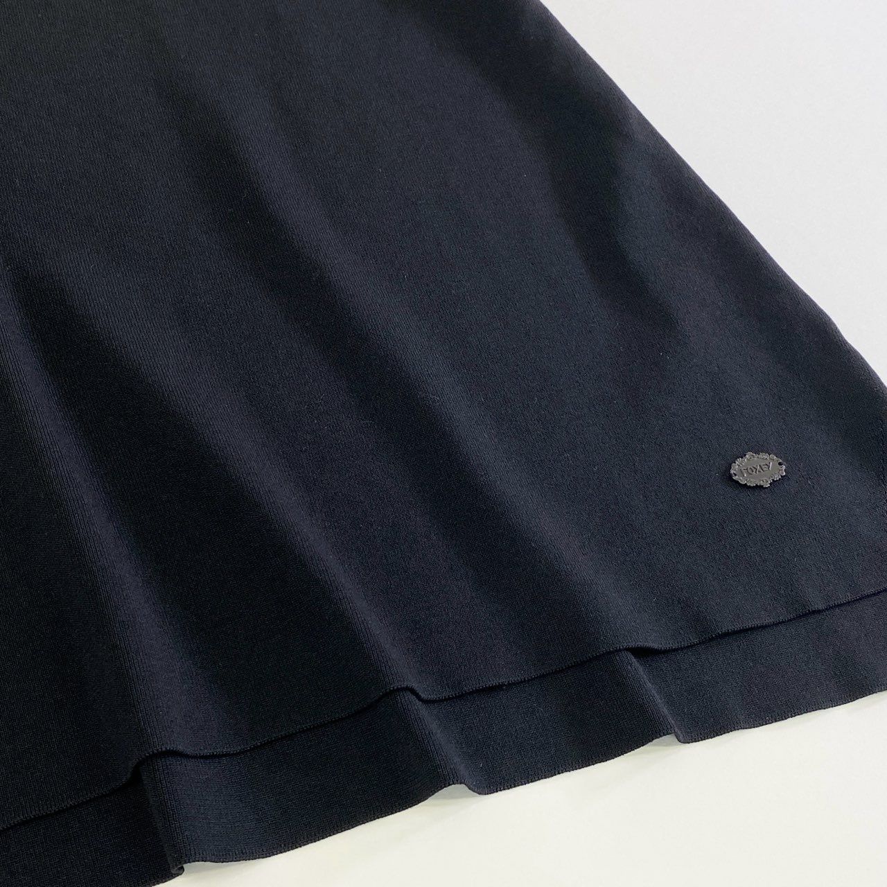美品★FOXEY/フォクシー トップス　シューフルール　ロゴプレート付き 40 FOXEY/フォクシー トップスシューフルールロゴプレート付き 40