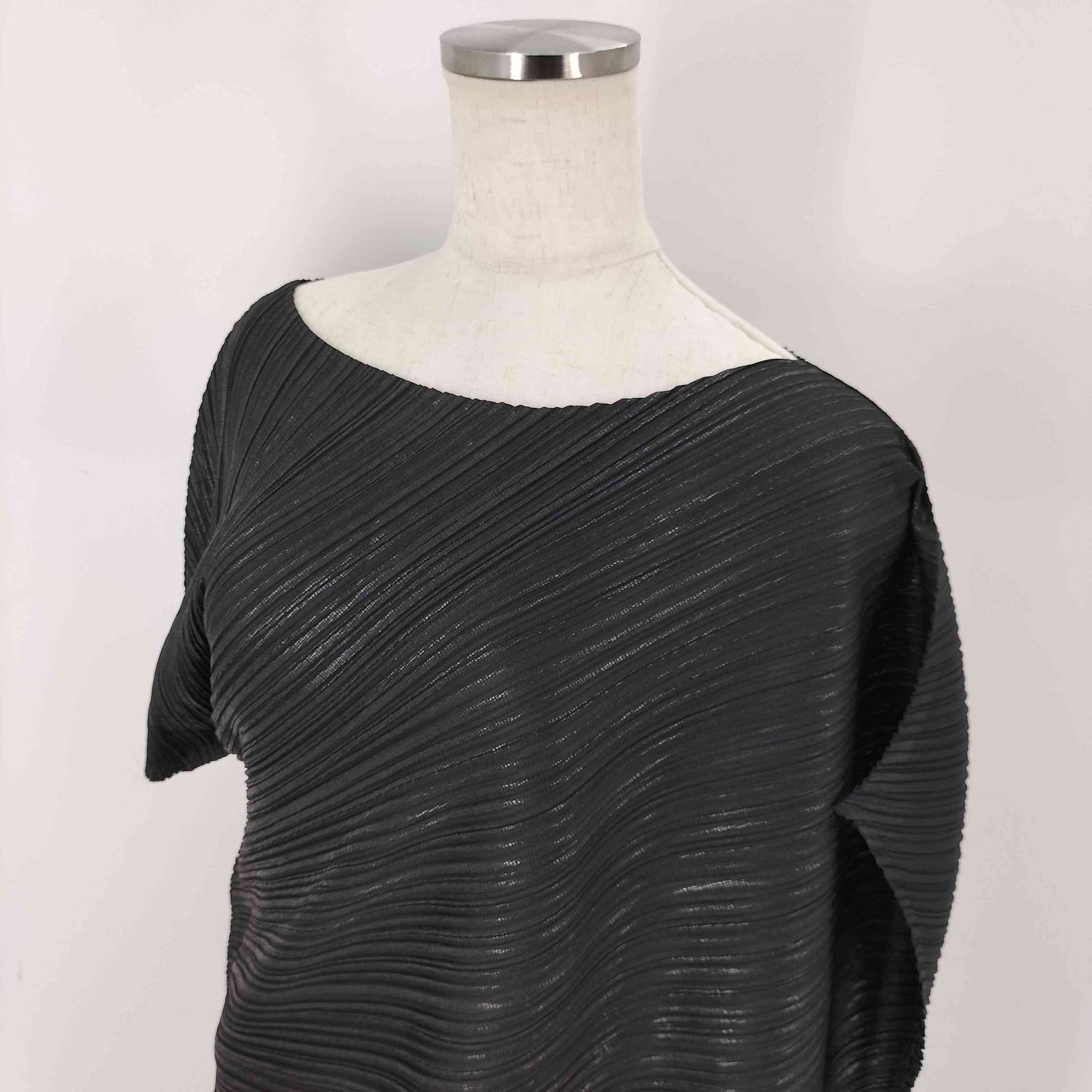 me by ISSEY　MIYAKE　ブロンズ　箔プリント　プリーツ加工トップス me by ISSEY MIYAKE ブロンズ 箔プリント プリーツ加工トップス