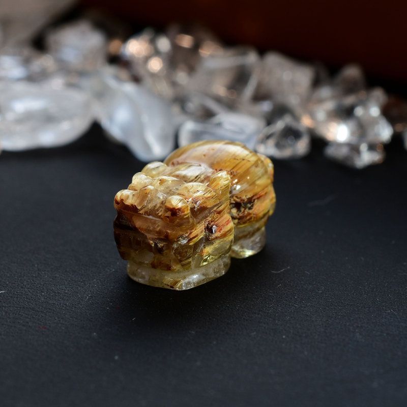 シャトヤンシー効果 輝きの巣窟 1点物 ゴールド タイチンルチル クォーツ 貔貅 ヒキュウ GHHKU6 3g 金運 仕事運 交渉 勝負運 邪気払い お守り ご褒美 天然石ビーズ 貫通穴あり ルチルクォーツ 効果 京海堂 天然石の卸 京の蔵
