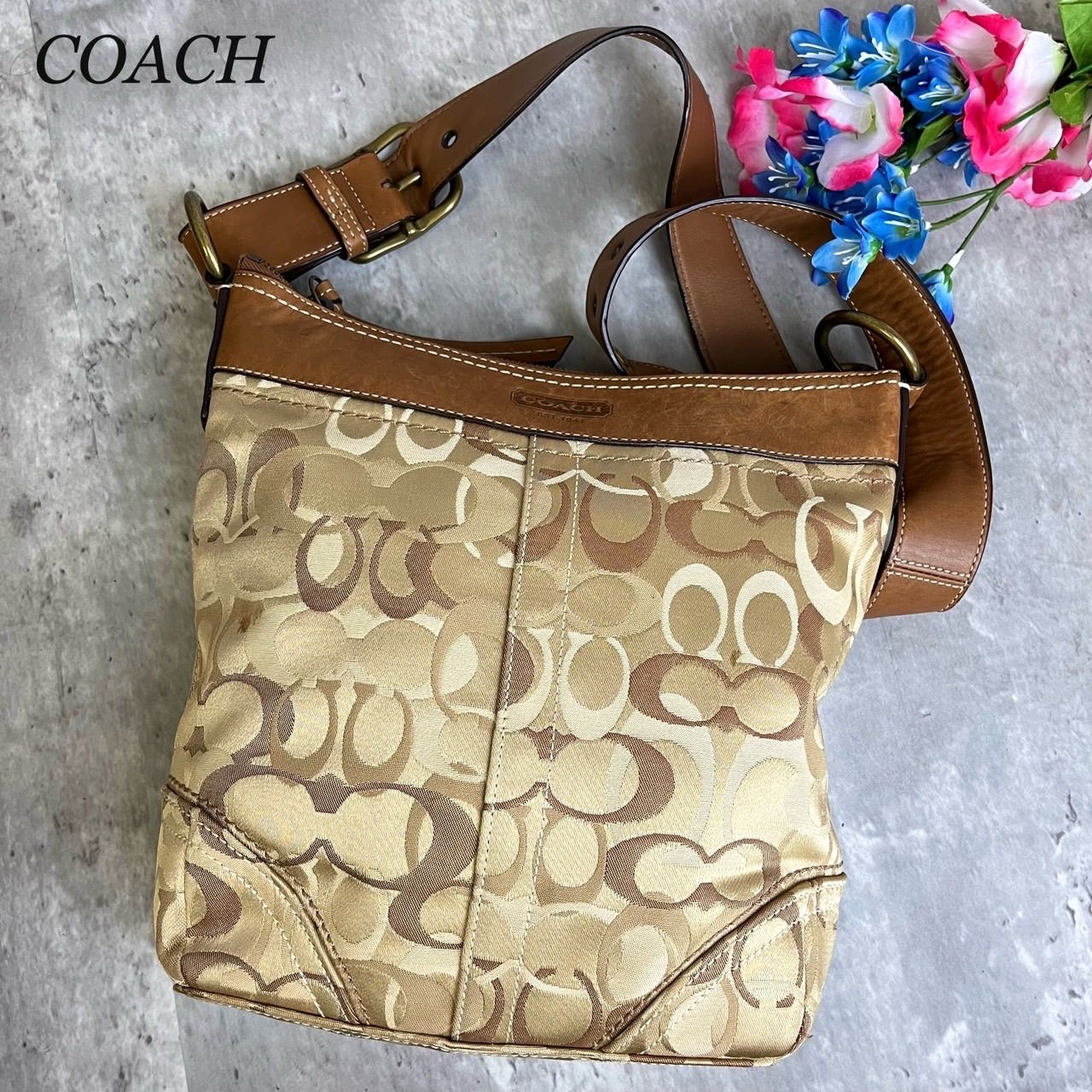 ✨良品✨ COACH コーチ ショルダーバッグ トートバッグ シグネチャー ロゴ型押し ゴールド金具 ナイロン レザー 肩掛けレディース ベージュ  肌色 ブラウン 茶色 - メルカリ