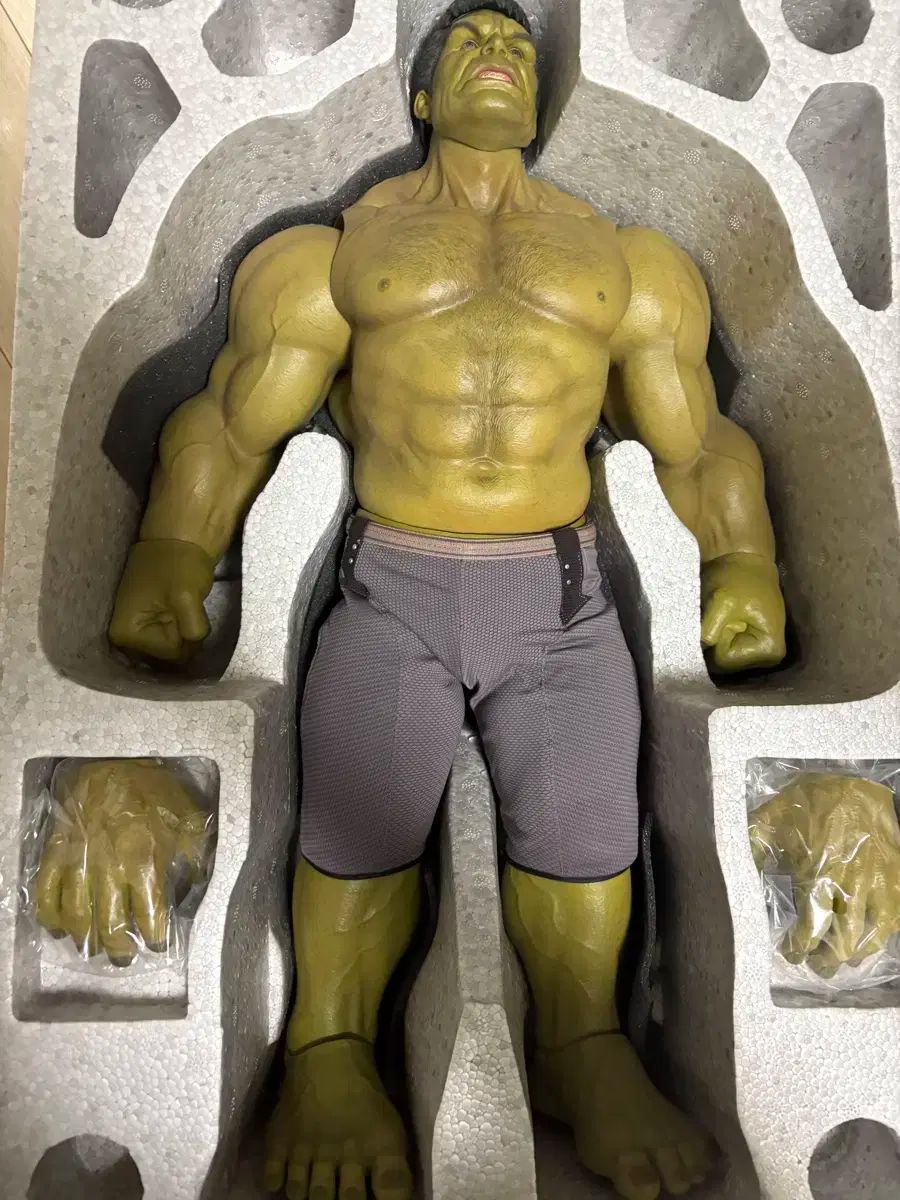 震え) ホットトイ AOU ハルク デラックス 弱くなろう