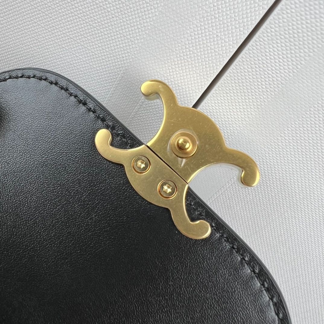 セリーヌCELINEコンパクトウォレット / トリオンフキャンバス タン