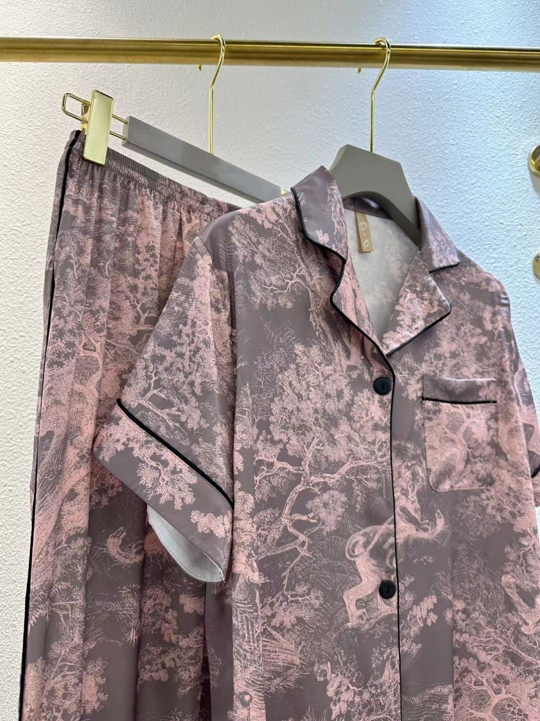 これは DIOR ディオール の女用パジャマで 家居服としても最適なものです 原単品質で ネット紅人と同じデザインの 2 ピースセットです 長袖と長パンツの で 快適な着用感を提供します