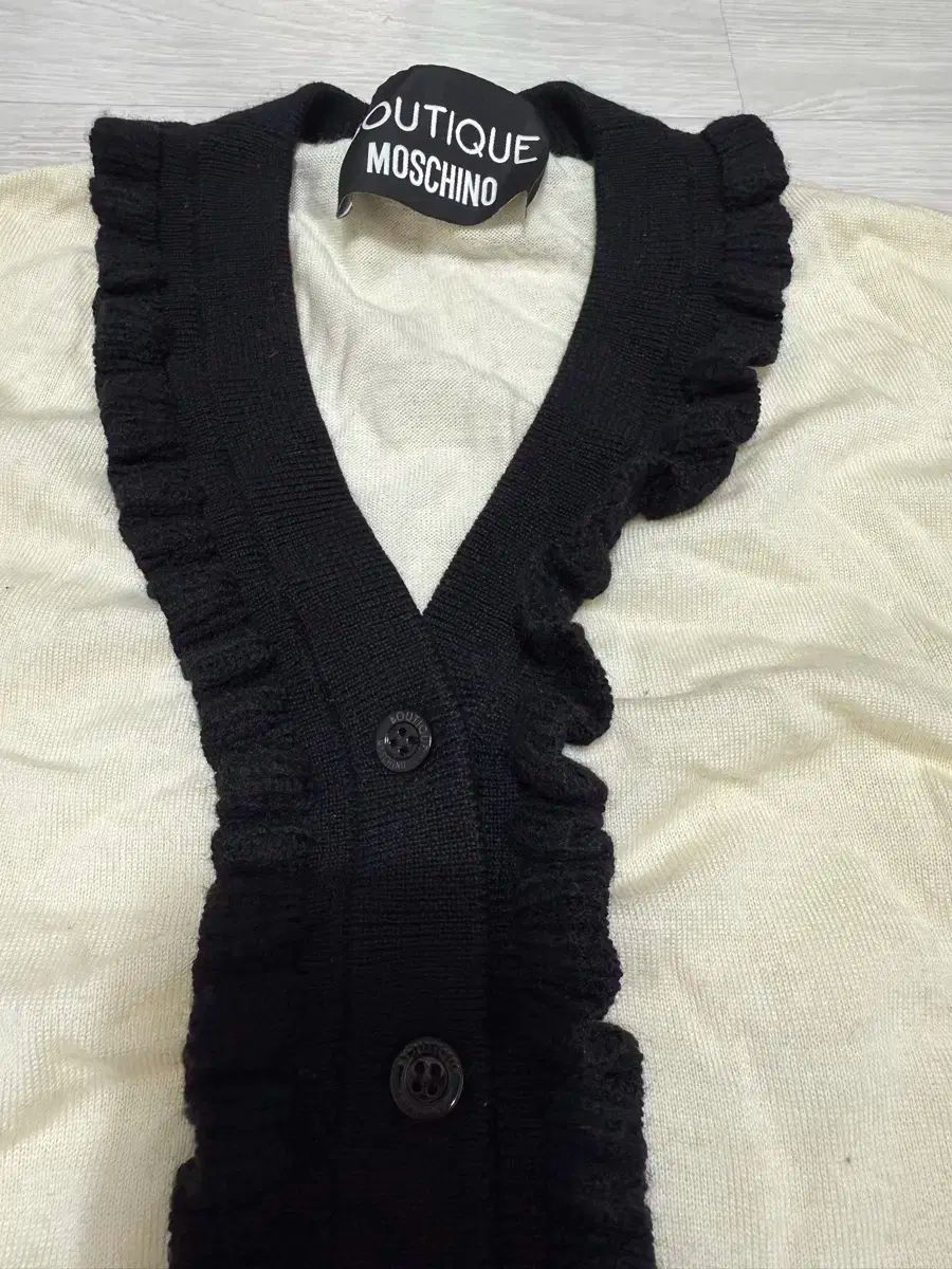 MOSCHINO モスキーノ　立体フラワーモチーフカーディガン　38 MOSCHINO モスキーノ 立体フラワーモチーフカーディガン 38
