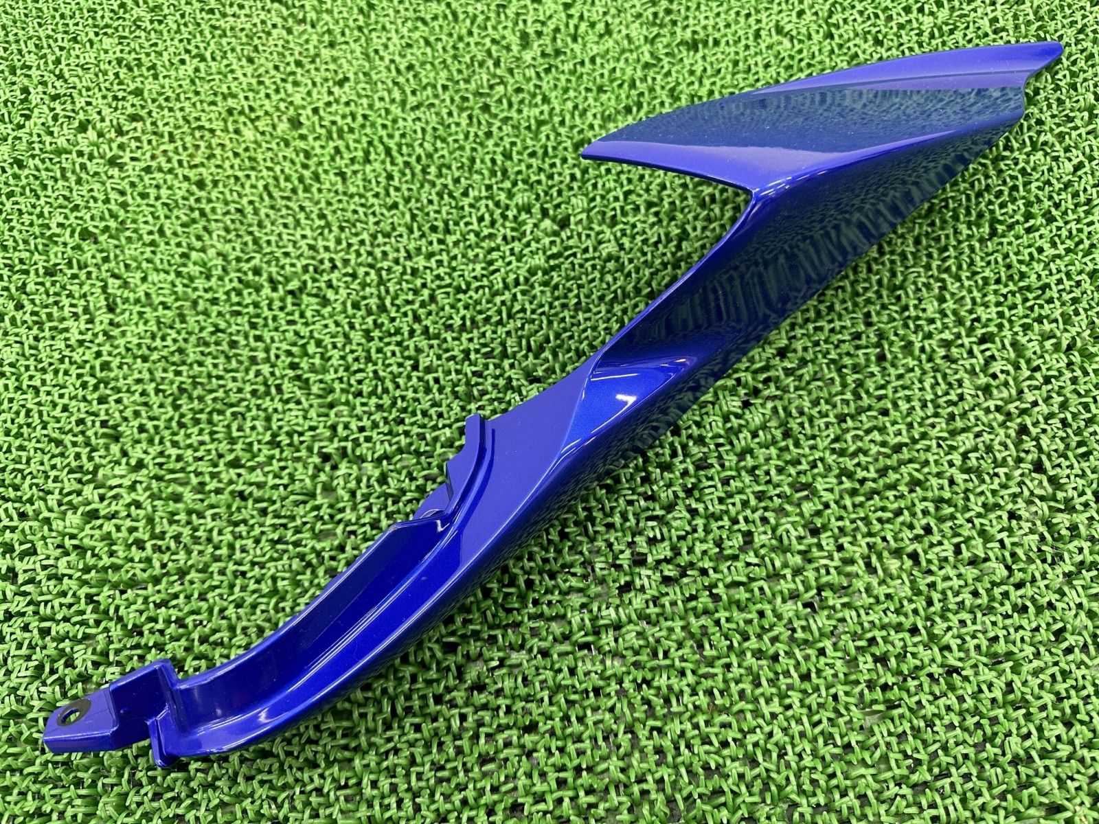 YZF-R7 シートカウル 左 青M BEB ヤマハ 純正 バイク 部品 RM39J 22年外し YZFR7 テールカウル リアカウル 車検 Genuine 【中古】 94 YZF-R7 シートカウル 左 青M BEB ヤマハ 純正 バイク 部品 RM39J 22年