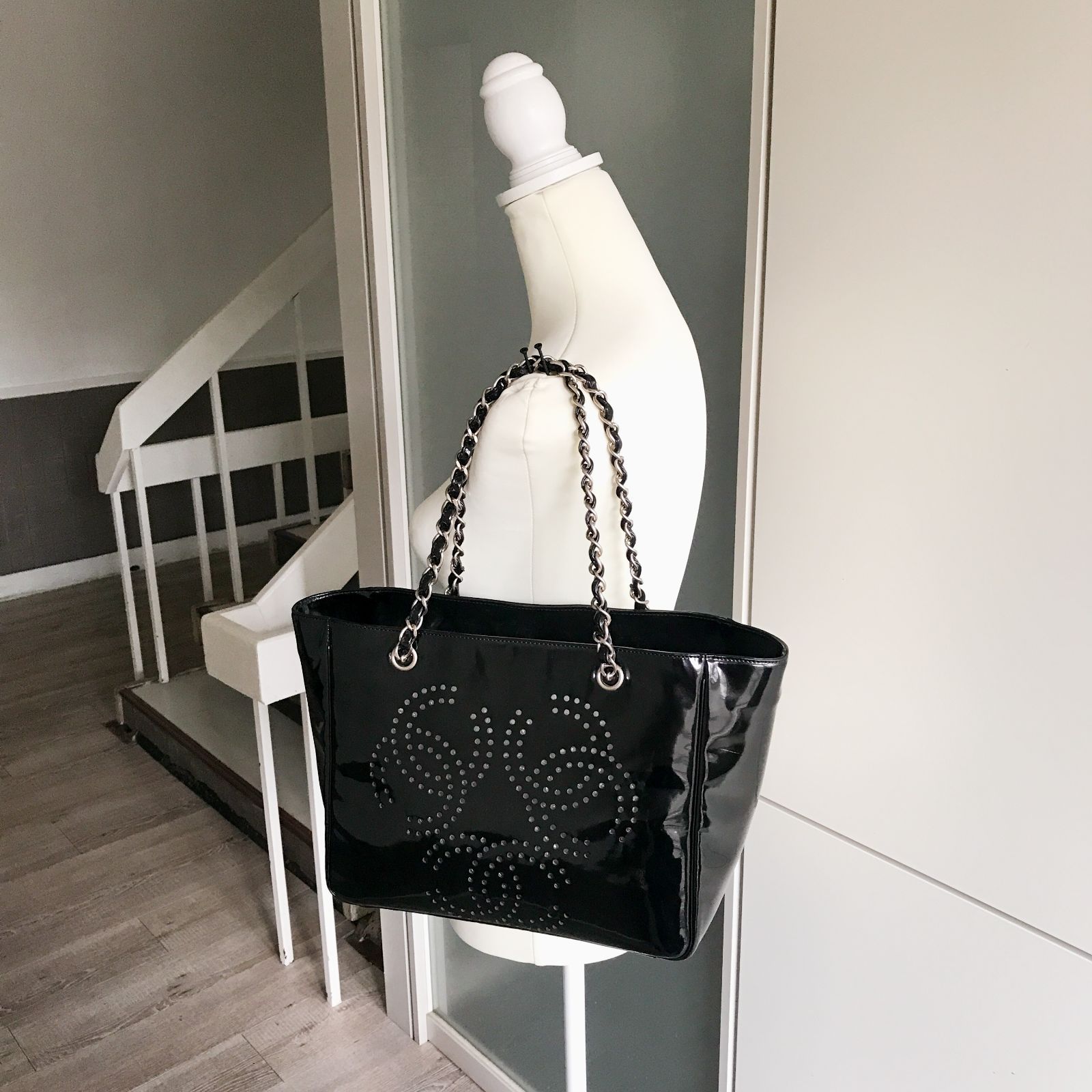 CHANEL（シャネル) ブラック エナメル チェーン トートバッグ