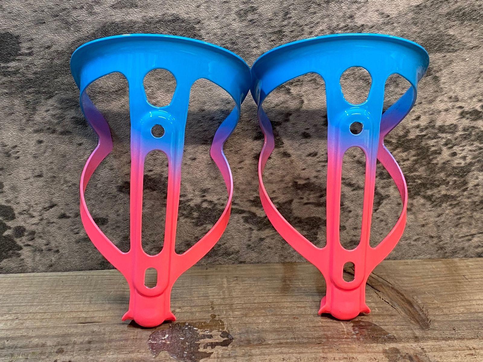 IY298 スパカズ SUPACAZ FLY CAGE ボトルケージ 2個セット Neon Pink