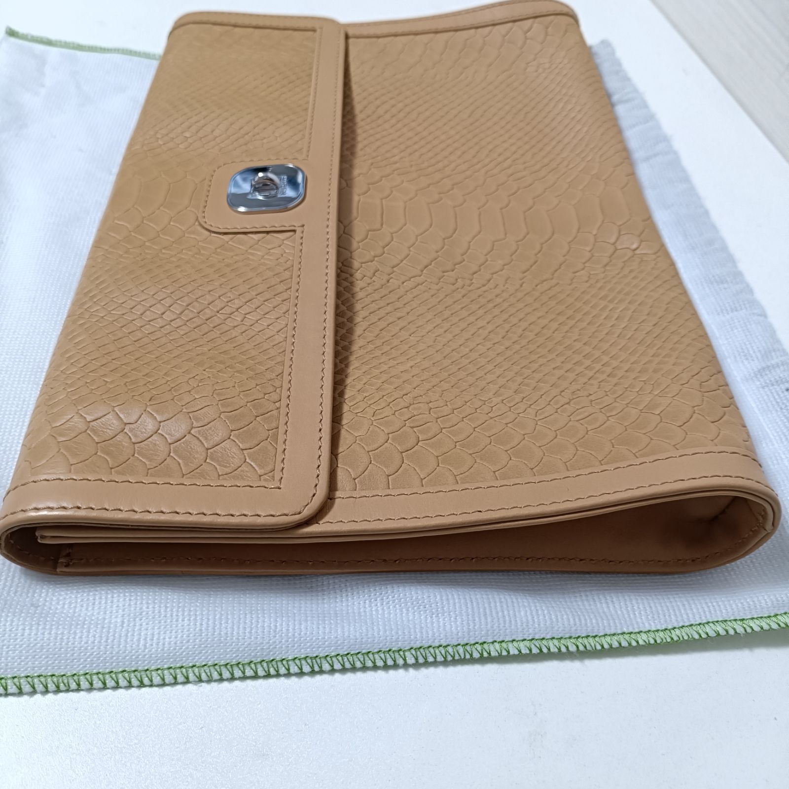本革型押しレザー クラッチバッグ