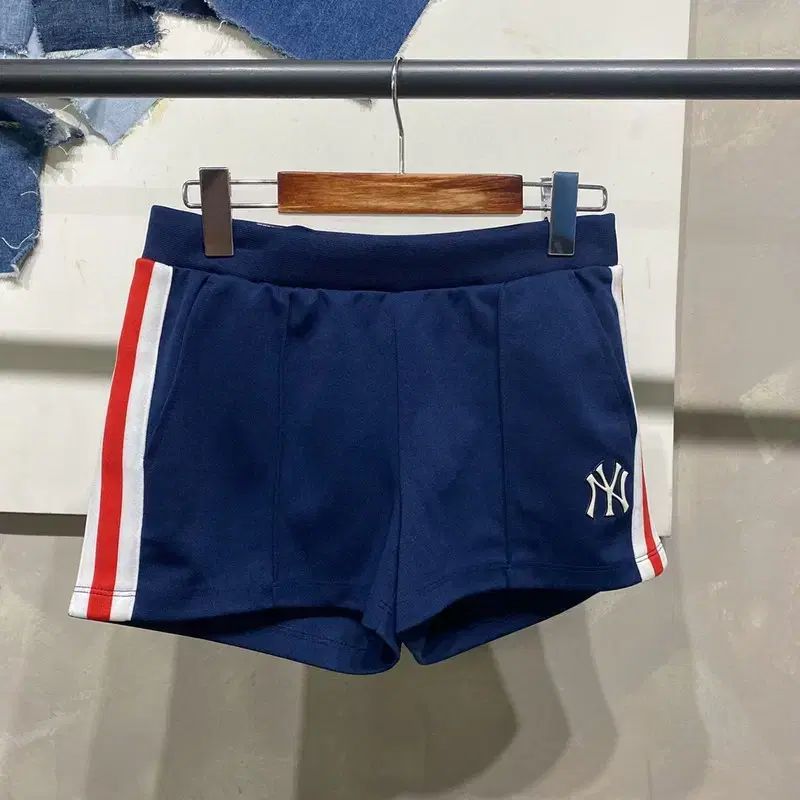 ( 25 27 インチ) MLB レディース ニューヨーク・ヤンキース バンディング ショートパンツ 半ズボン