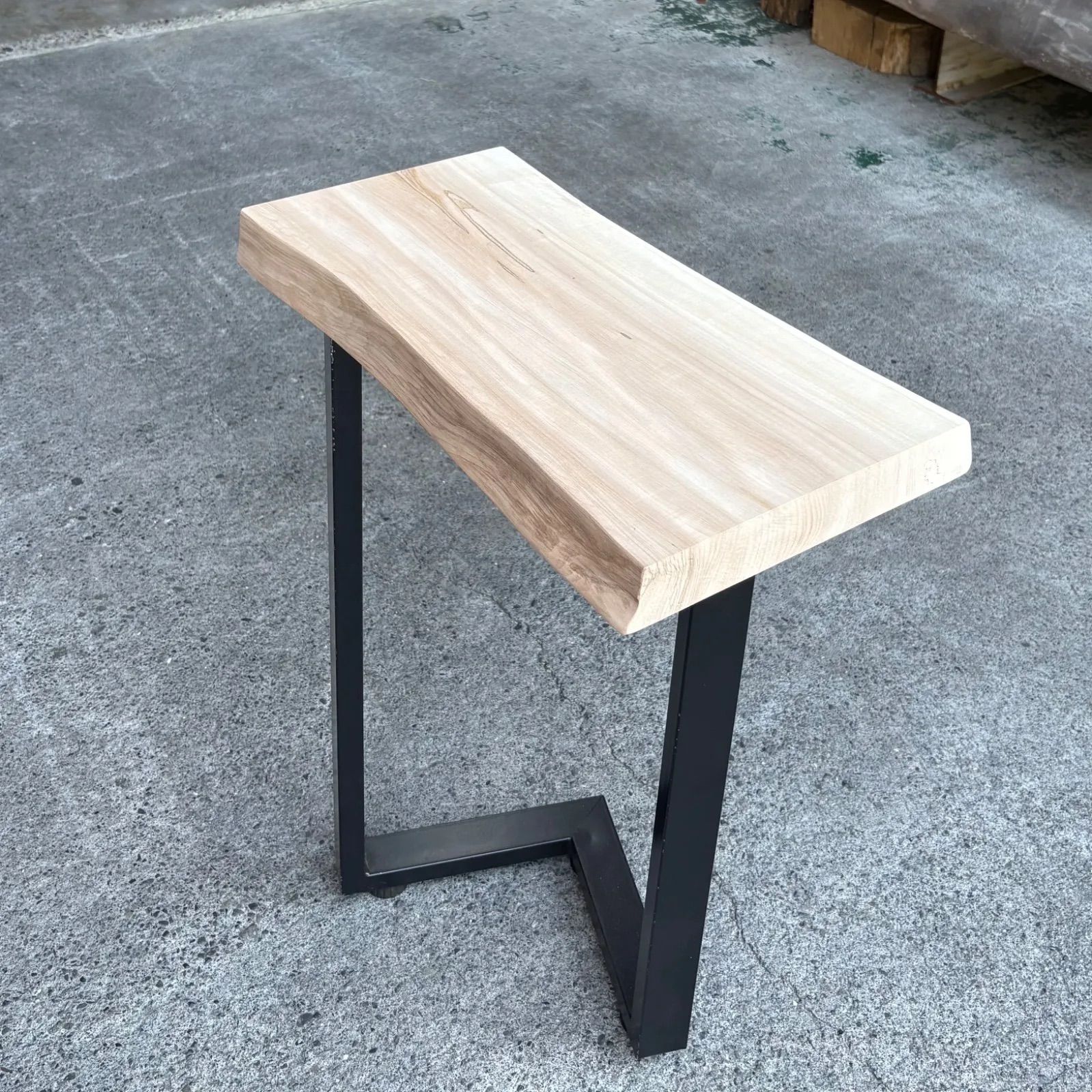 トチ一枚板 サイドテーブル ハンドメイド 【公式通販】