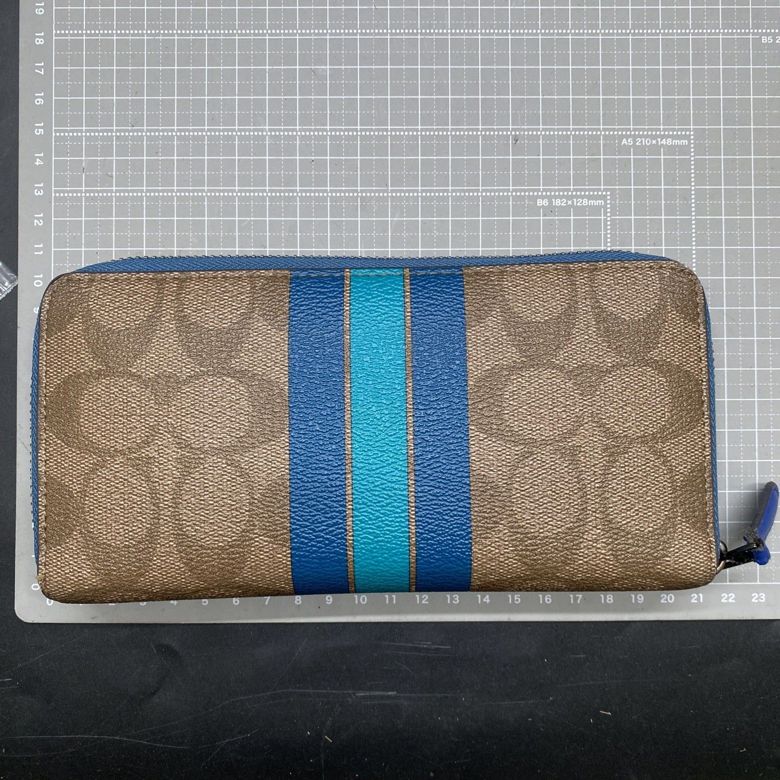 J379　COACH コーチ ×パックマン F56718 アコーディオン ラウンドジップ長財布 シグネチャー柄 ブラウン系 J379 COACH コーチ ×パックマン F56718 アコーディオン ラウンドジップ
