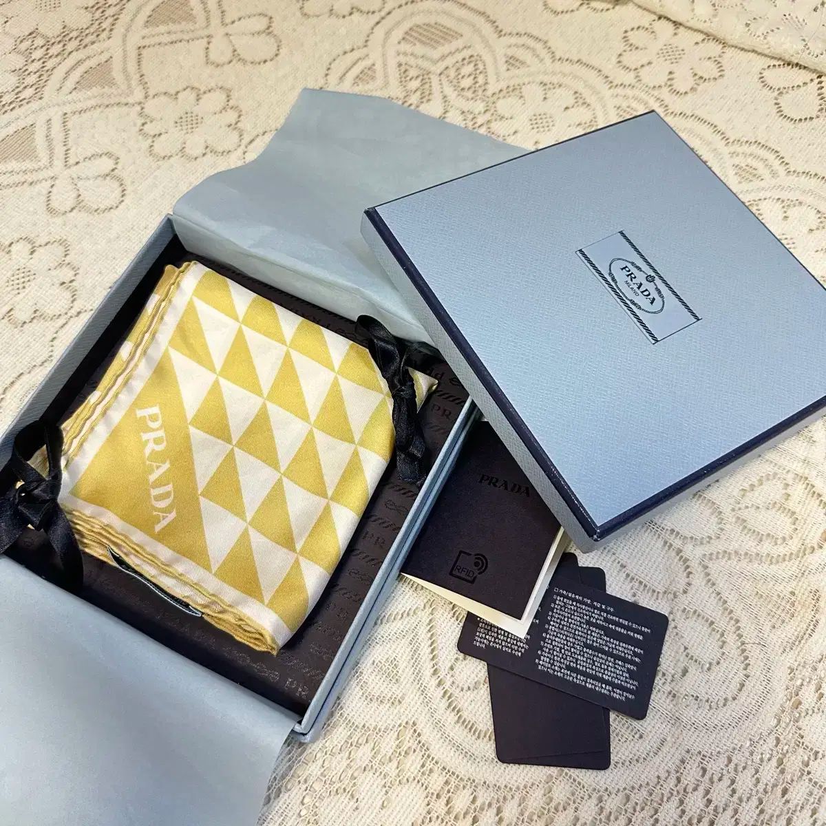 美品プラダのスカーフです。 Prada(プラダ) スカーフ 55 ※ シルク 新品 - メルカリ