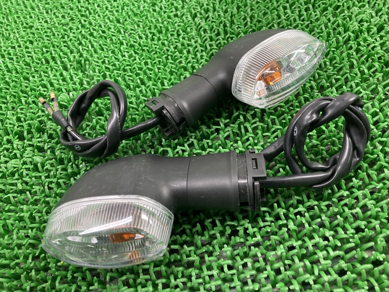 YZF-R25 リアウインカー 左右 000846 ヤマハ 純正 中古 バイク 部品 RG10J コンディション良好 割れ欠け無し 車検 Genuine