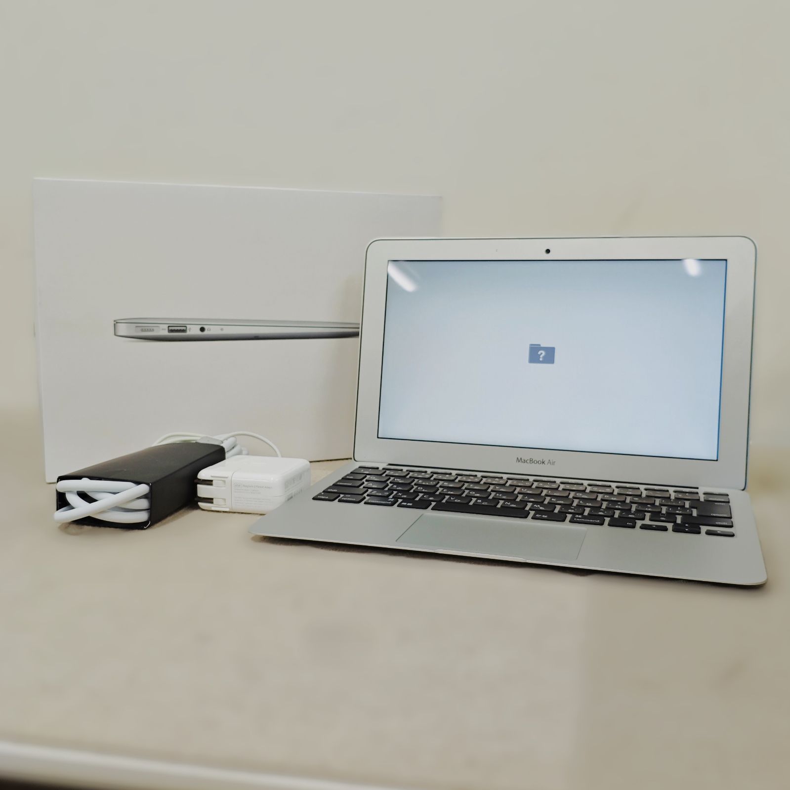 Apple MacBook Air 箱充電器付き　11インチ Apple Apple MacBook Air 箱 充電器付き MacBook Air 箱充電器付き 11