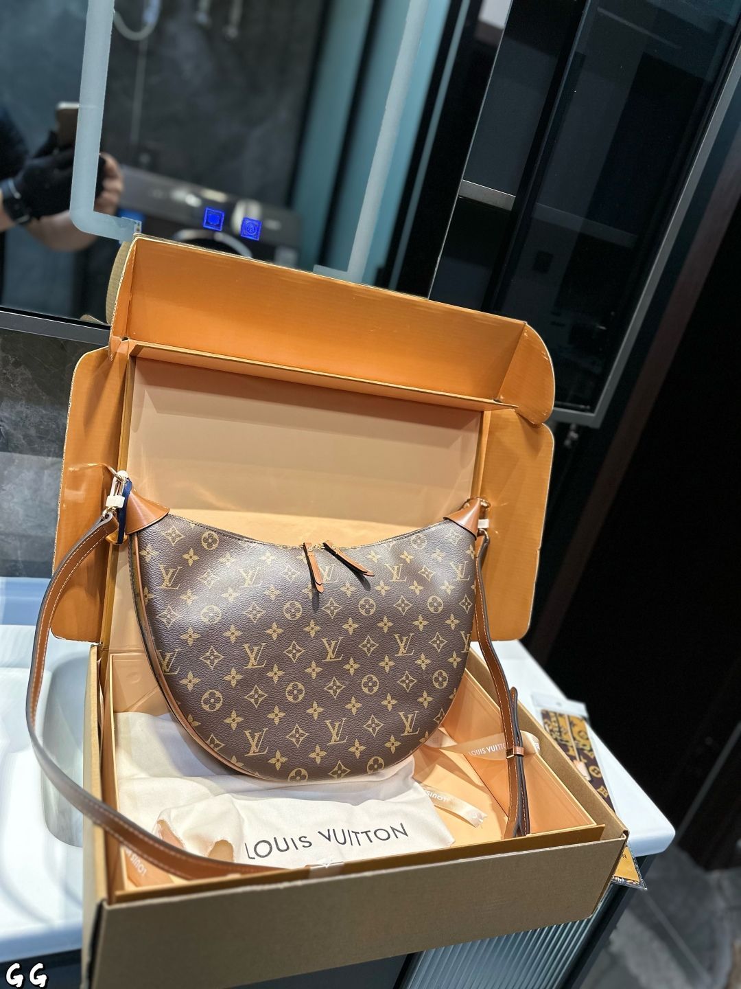 VUITTON スカーフ【新品未使用】 ギフトボックス、袋付き VUITTON スカーフ【新品未使用】 ギフトボックス、袋付き