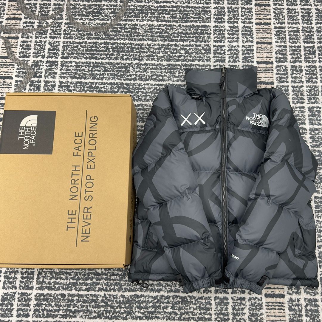 ノースフェイス カウズ NORTH FACE x Kaws コラボ US ダウンジャケット カモダウン フート付き フットは襟に収納できます
