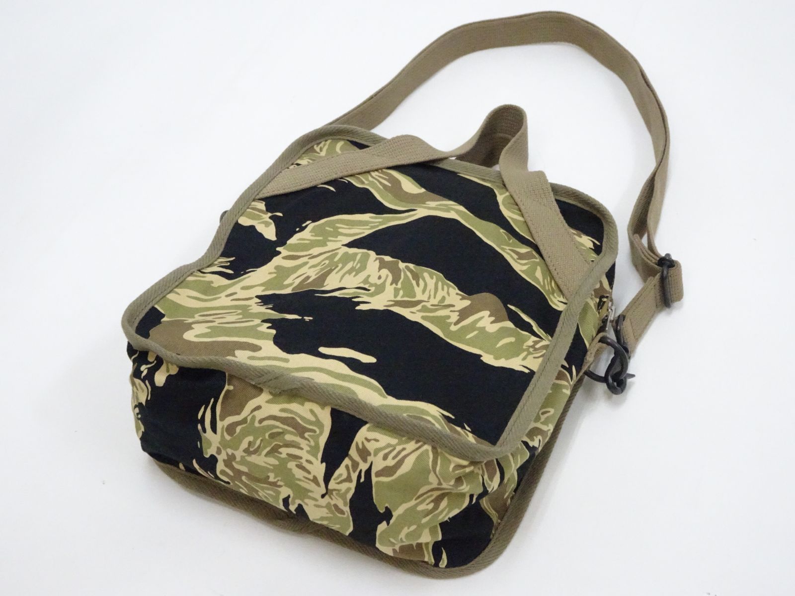 バズリクソンズ タイガーカモバックBR02878 バズリクソンズのタイガー