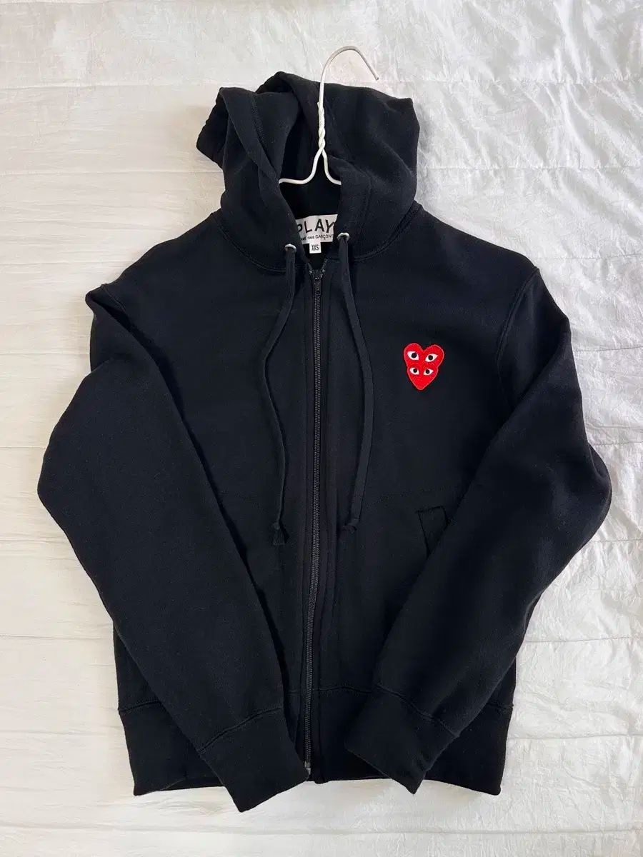 ヒュンダイ百貨店 | ほぼ ダブルハート ワッペン COMME des GARCONS コム デ ギャルソン 黒 ジップアップパーカー フード付き