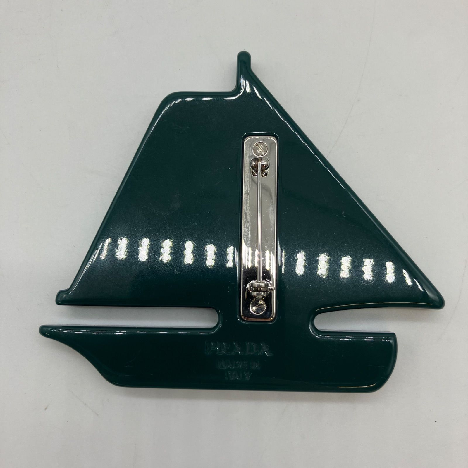 PRADA ブローチ ヨット お買い得】PRADA ブローチ ヨット型 箱付き - メルカリ