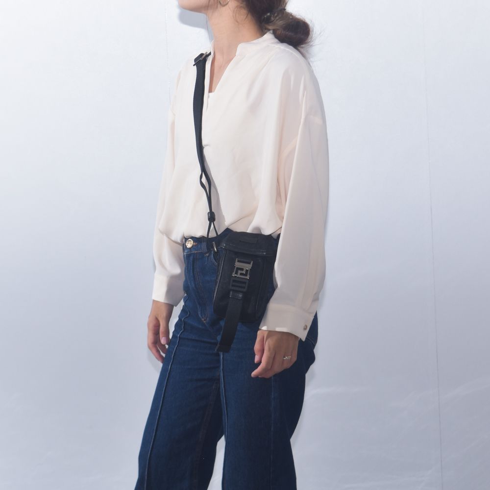 ヴェルサーチ バッグ ショルダーバッグ フォンポーチ ナイロン ロゴ  