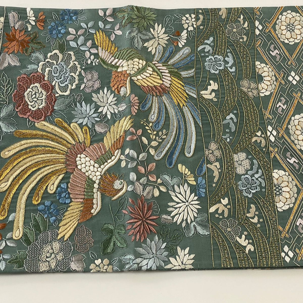 入荷now 買えない 刺繍 金糸 草花 尾長鳥 逸品 美品 袋帯 灰緑 【中古 正絹 六通 着物・浴衣