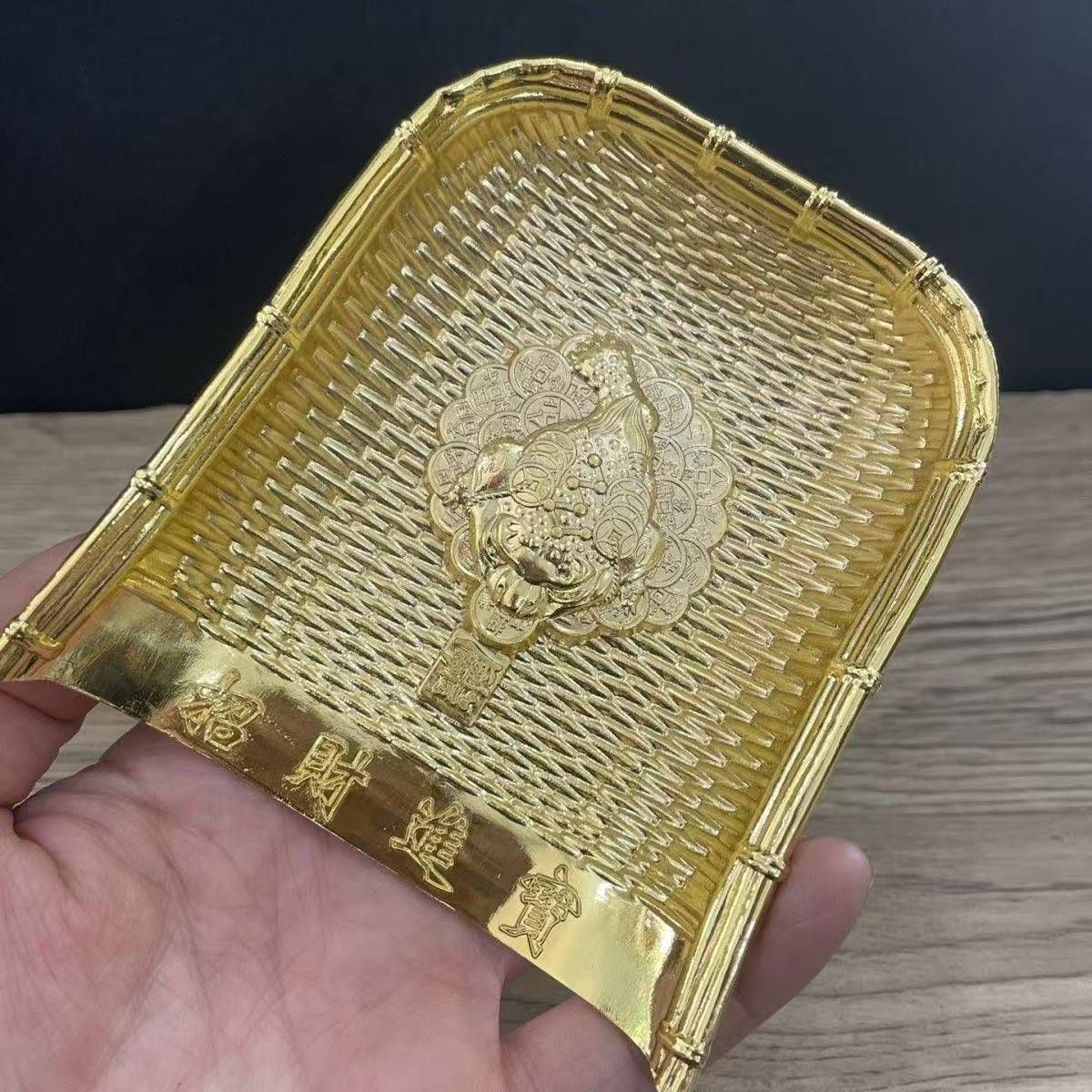 珍品旧蔵収純銅高レリーフ錾刻鎏金吉祥八宝香炉·老紅木箱付き・文房具·置物·稀少品 新品・未使用】旧家収蔵 中国古玩 招財進宝 置物 - メルカリ