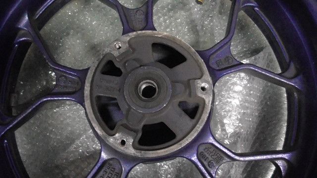 バイク YZF-R25 RG10J-005xxx の リアホイール:#1749001298