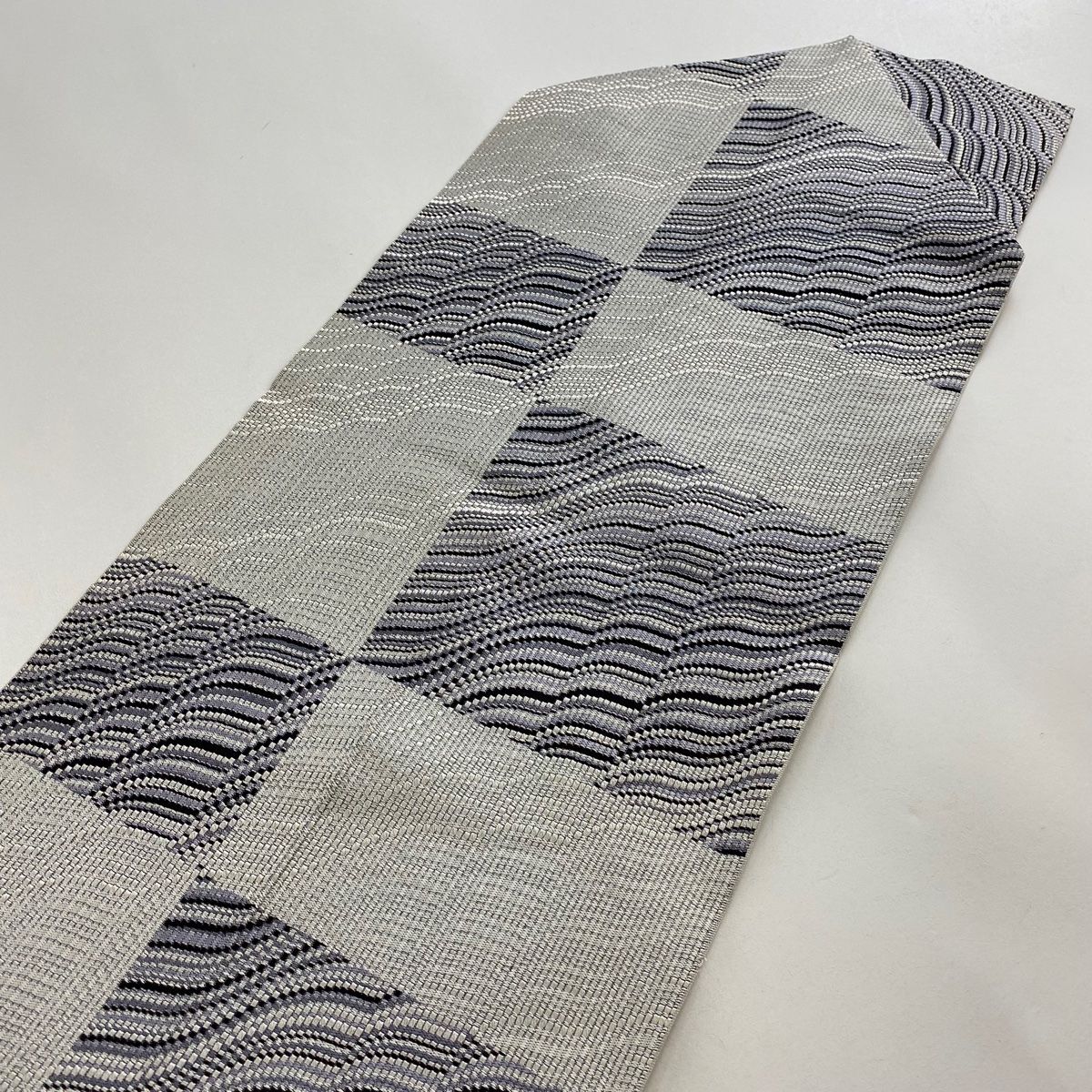 名古屋帯 秀品 松葉仕立て 八寸名古屋帯 変わり市松 幾何学模様 灰紫