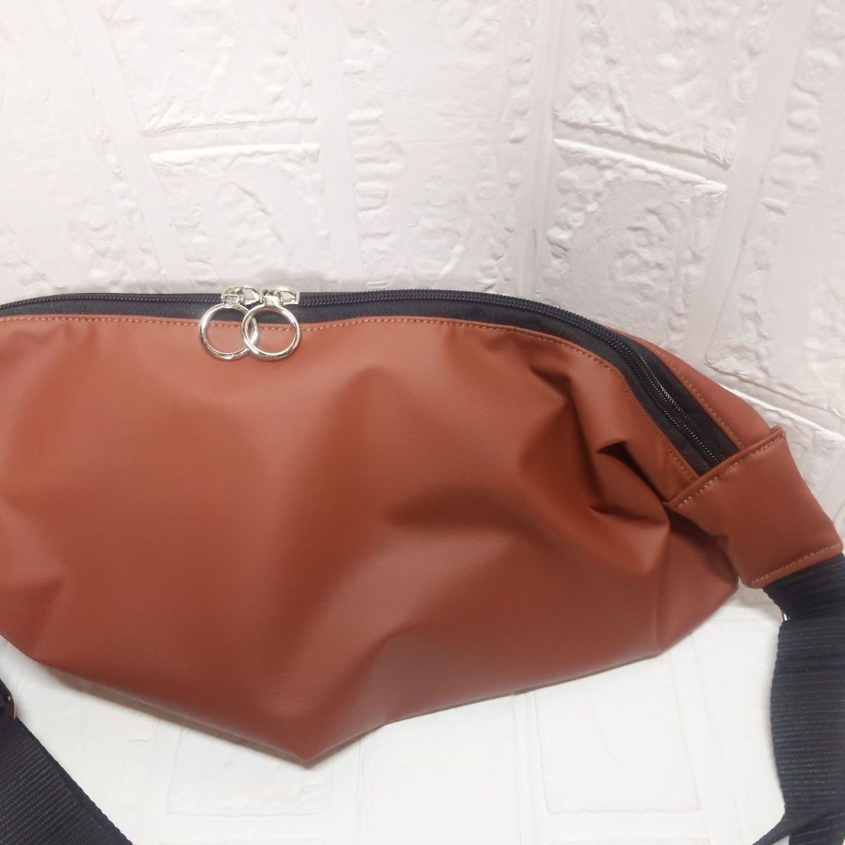 【 】 フェイクレザー クロスボディバッグ SLY（スライ）の「AIRY F/LEATHER CROSS BODY BAG エアリー