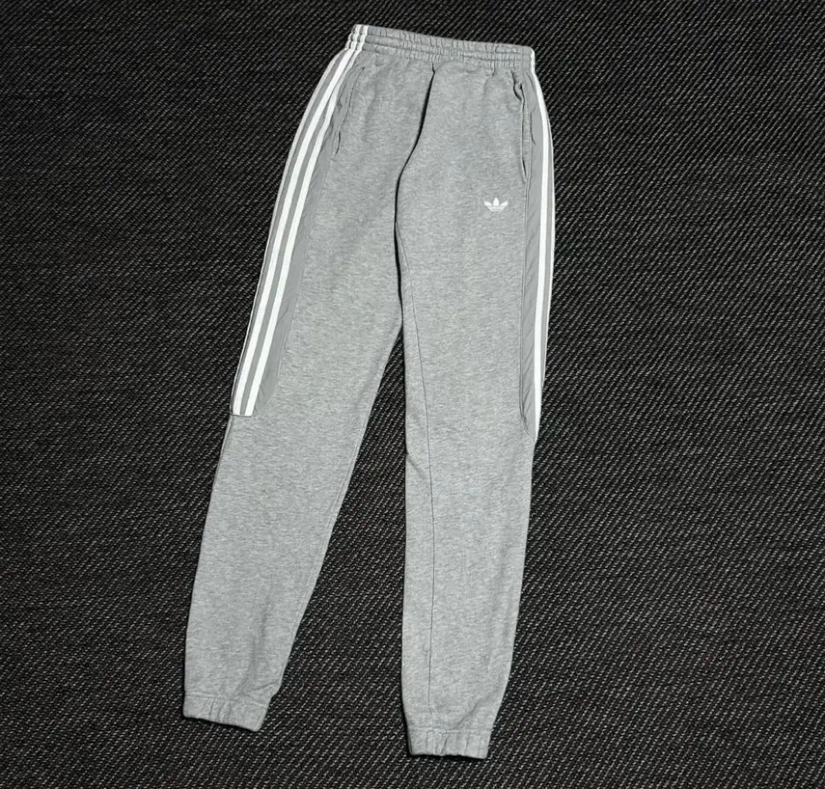 adidas(アディダス) 3本線 ジョガーパンツ グレー